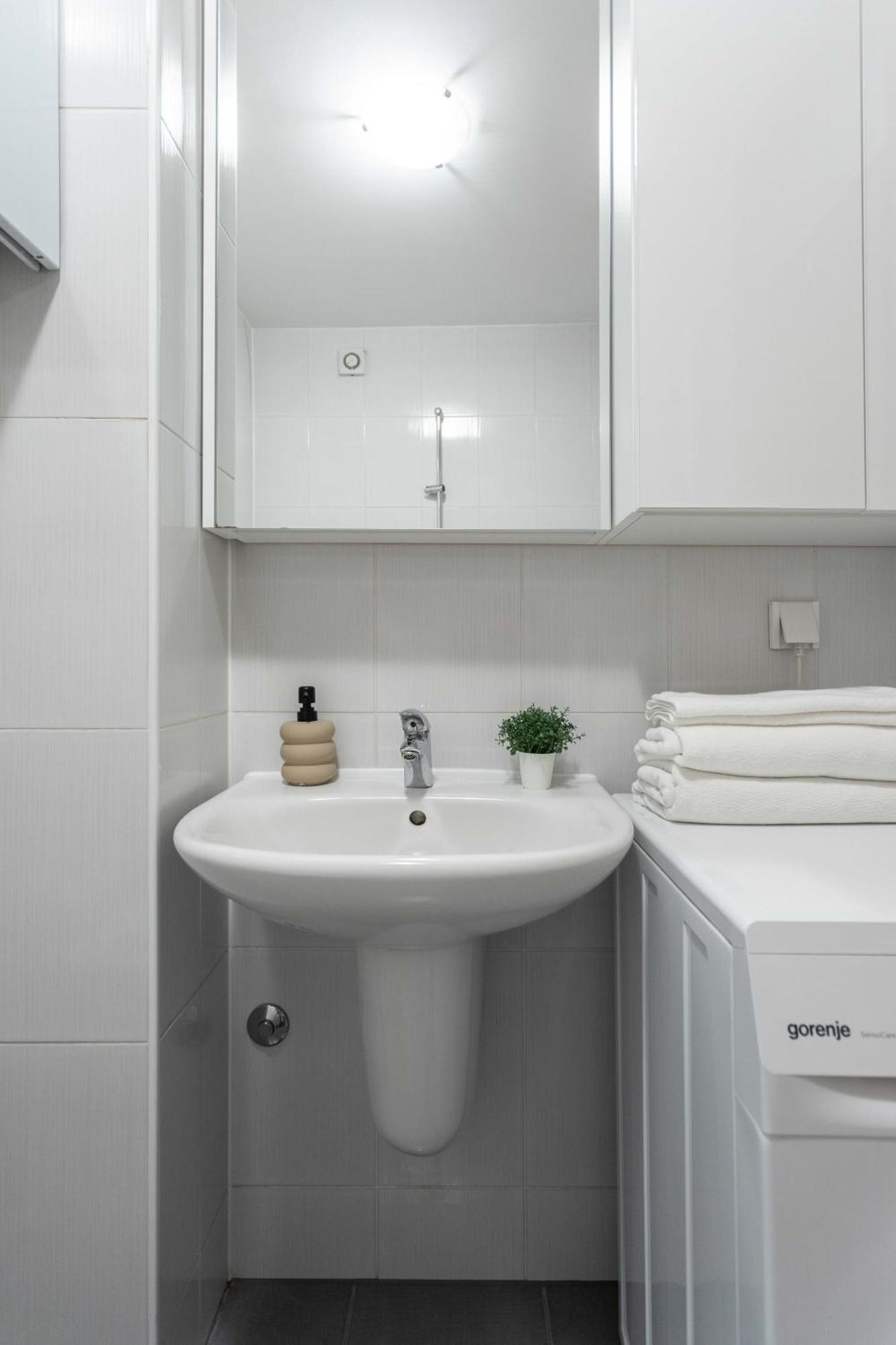 Sunny 1Bdr With Balcony & Parking Διαμέρισμα Ζάγκρεμπ Εξωτερικό φωτογραφία